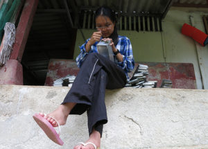 Graduate student Zu Dienle Tan cleans scores of rat traps each day. (Photo Credit: William Foreman)